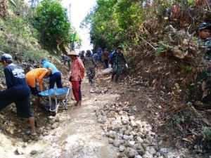Ambil Batu Batu Kecil Untuk Perkeras Jalan
