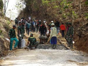 Satgas TMMD Gandeng Banser Dalam Pengecoran Jalan
