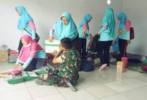Satgas TMMD Bantu Ibu-Ibu Siapkan Pelayanan Posyandu