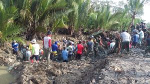 Satgas TMMD dan Warga Gotong-Royong Atasi Tanggul Jebol