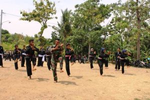 Anak-anak Heran, Melihat Satgas TMMD Melatih Bela Diri