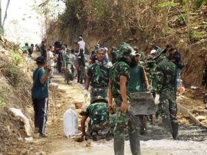 Bagai Banjir Manusia Dilokasi Pengecoran Jalan