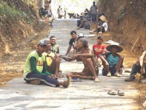 Duduk Diatas Jalan Cor, Bagai Duduk Diatas Karpet