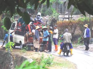 Warga Ramai Ramai Siap Menuju Lokasi TMMD
