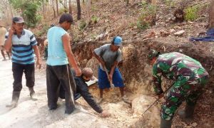 Menghalangi Saluran Air, Batu Besar Dihancurkan Satgas Dan Warga