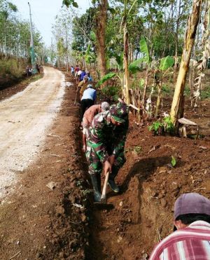 Satgas dan Warga Gali Talut Untuk Antisipasi Arus Air Saat Hujan