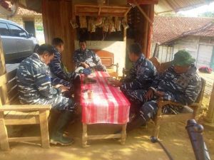 TNI AL Yang Terlibat TMMD, Terlihat Ngopi Sebelum ke Lokasi