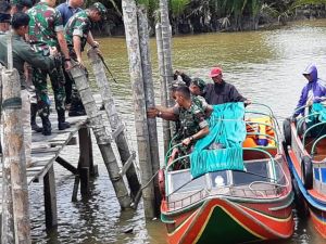 Danrem 042/Gapu Lewat Jalur Air ke Lokasi TMMD di Dusun Sungai Ayam