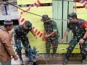 Guna Danrem Cek Kondisi Air Hasil Sumur Bor di Lokasi TMMD