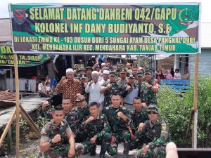 Danren 042 Gapu Turun ke  Lokasi TMMD Dusun Sungai Ayam