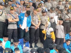 Mahasiswi Ini Orasi di Kantor Gubernur Jambi, Jangan Hanya Ngintip dari Jendela Pak!