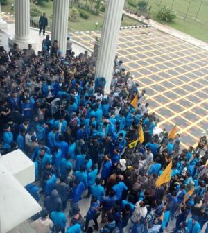 Demo di Kantor Gubernur Jambi, Ratusan Mahasiswa Minta Bertemu Fachrori