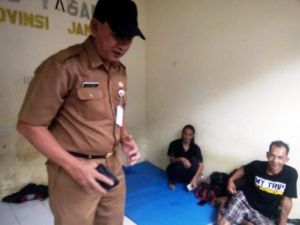 Sambangi Orang Terlantar di Dinsosdukcapil Provinsi, Dianto Keluarkan Dompet dari Sakunya