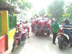 Keceriaan Anak-Anak SD Saat Berangkat Mengikuti Upacara Penutupan TMMD