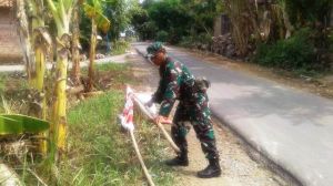 Anggota Koramil Bulu Lakukan Pemberihan Umbul-Umbul