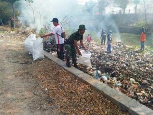 Bersihkan Jalan Yang Baru Saja Selesai Dibangun.   