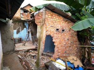 Wakil Walikota Jambi Tinjau Tiga Rumah Tertimpa Tanah Longsor