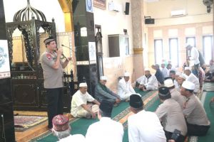 Laksanakan Shalat Jum'at di Jelutung, Ini Pesan Wakapolda ke Warga