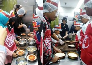 Asyiknya Anak-anak Bergaya Ala Chef di  Pizza Maker Junior