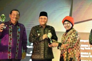 Wawako Maulana Terima Penghargaan API Award Tahun 2018