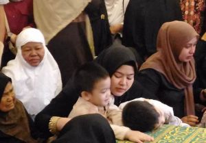 VIDEO : Tingkah Dua Putera Zumi Zola di Depan Peti Jenazah Datuknya