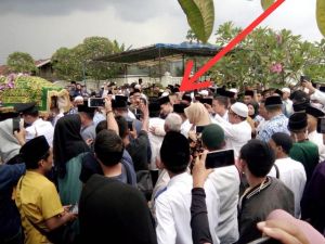 Zola Tiba di Pemakaman Sukarejo Langsung Iringi Keranda Ayahanda