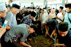 Kumandangkan Azan, Zola Bersama Dua Adiknya Masuk ke Liang Lahat