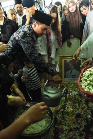 Ini Curahan Hati Zola ke Pengacara saat Hadiri Pemakaman Ayahanda
