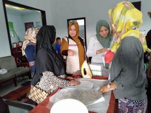 Forum Puspa Latih Puluhan IRT di Legok Ikuti Pelatihan Industri Rumahan   