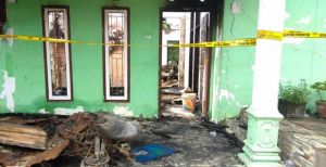 Pasca Kebakaran, Faidah Hanya Bisa Meratapi Puing-Puing Rumah   