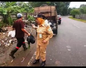 VIDEO: Camat Paal Merah Berang Ada yang Buang Sampah Sembarangan   