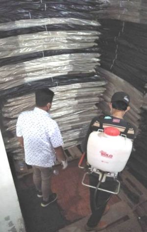 Begini Cara KPU Kota Jambi Merawat Kotak Suara dengan Penyemprotan   