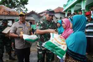 Pangdam II/SWJ dan Kapolda Kunjungi Korban Tsunami Lampung Langsung Berikan Bantuan