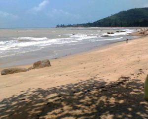 Gelombang Masih Tinggi, Warga Diminta Sebaiknya Tidak ke Pantai
