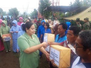 Ketua Persit KCK Koorcab Rem 043  Serahkan Bantuan dari Dharma Pertiwi Pusat untuk Korban Tsunami