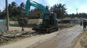 Prajurit Korem 043/Gatam Tak Kenal Lelah Bersihkan Puing Bangunan Tsunami