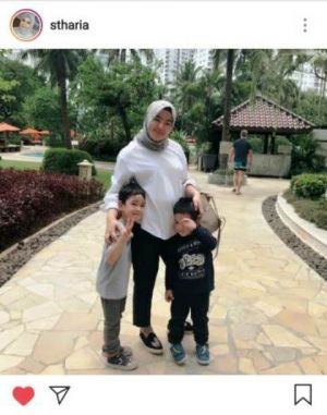 Tahun Baru, Sherrin Tharia Zola Posting Foto Bersama Kedua Jagoannya, Ini Curhatannya