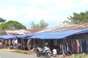 Tak mampu Beli Kios, Puluhan Pedagang BJ di Pasar Eks Angso Duo Masih Bertahan   