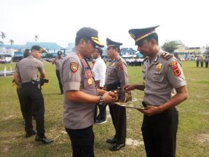 Kapolres Berikan Penghargaan Kepada Polisi Berprestasi, Ini Jumlahnya