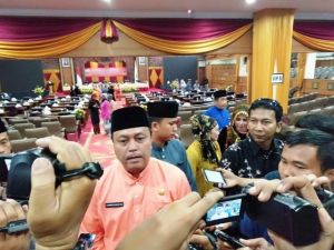 Terisak Menahan Sedih di  Paripurna, Ketua DPRD Mohon Maaf ke Rakyat Jambi   
