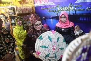 Buka Jambi Expo, Rahima Berharap Kreasi Kerajinan Pandan Populer di Jambi Expo
