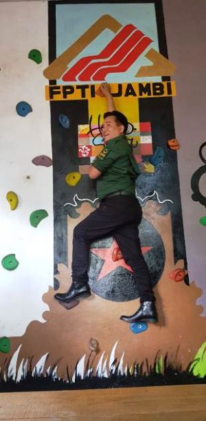 Ngopi di Hello Sapa, Yusril Coba jadi Barista dan Manjat di Dinding FPTI Jambi