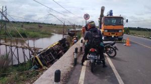 Truk Batu Bara Terjun Bebas ke Sungai di Jalan Baru   