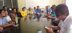 SAH Ajak Emak-Emak Sambut Sandi di Bandara