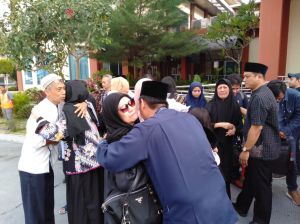 BREAKING NEWS : Jenazah Ibunda Zulkifli Nurdin Tiba Di Bandara, Tangis Keluarga Pecah