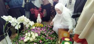 Hadiri Pemakaman Sang Nenek, Sherrin Sempatkan Baca Yasin di Makam ZN