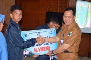 Pemkab Batanghari Serahkan Bonus Atlet Peparprov