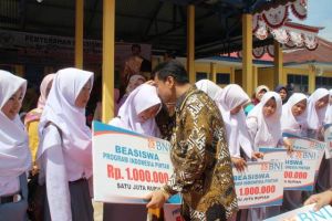 Diperjuangkan SAH Di DPR, Anak Ibu Ini Menerima Beasiswa 4 Tahun Berturut-Turut
