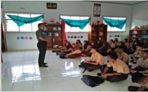 Babinsa Pijoan Tanamkan Bela Negara Kepada Pelajar