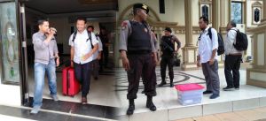Turun dari Mapolda Jambi, Penyidik KPK Bawa Satu Buah Koper dan Box Plastik Berwarna Putih   